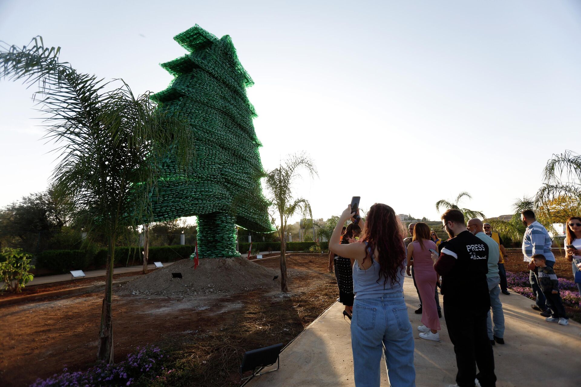 كارولين شبطيني تحصد لقبها السادس في غينيس بأكبر أرزة بلاستيكية في العالم كارولين شبطيني تحصد لقبها السادس في غينيس بأكبر أرزة بلاستيكية في العالم - سبوتنيك عربي, 1920, 24.11.2025