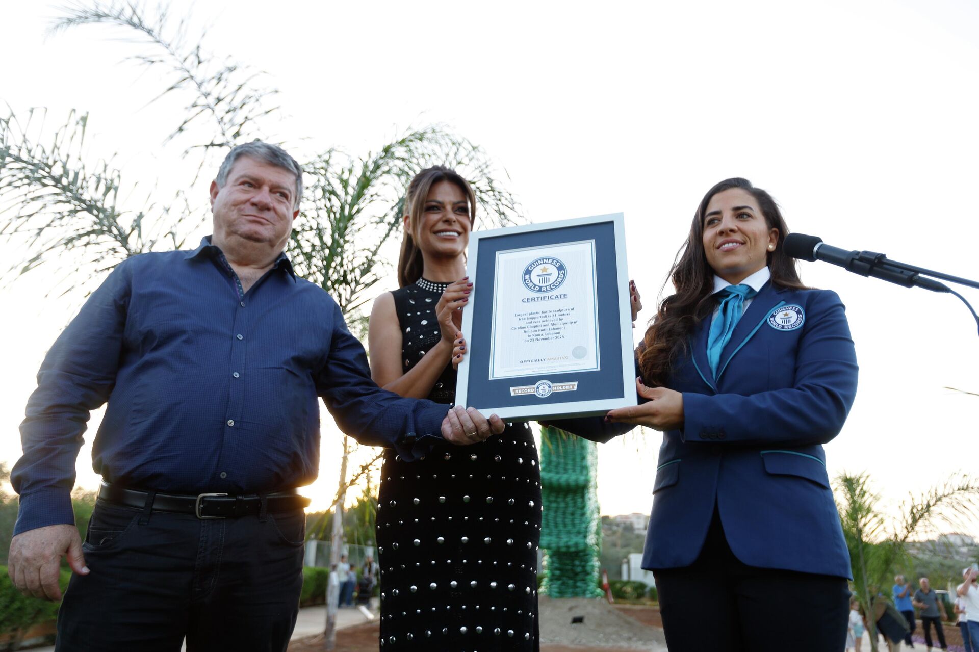 كارولين شبطيني تحصد لقبها السادس في غينيس بأكبر أرزة بلاستيكية في العالم كارولين شبطيني تحصد لقبها السادس في غينيس بأكبر أرزة بلاستيكية في العالم - سبوتنيك عربي, 1920, 24.11.2025