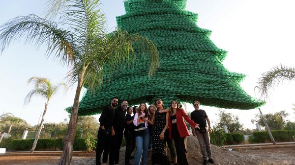 كارولين شبطيني تحصد لقبها السادس في غينيس بأكبر أرزة بلاستيكية في العالم   - سبوتنيك عربي