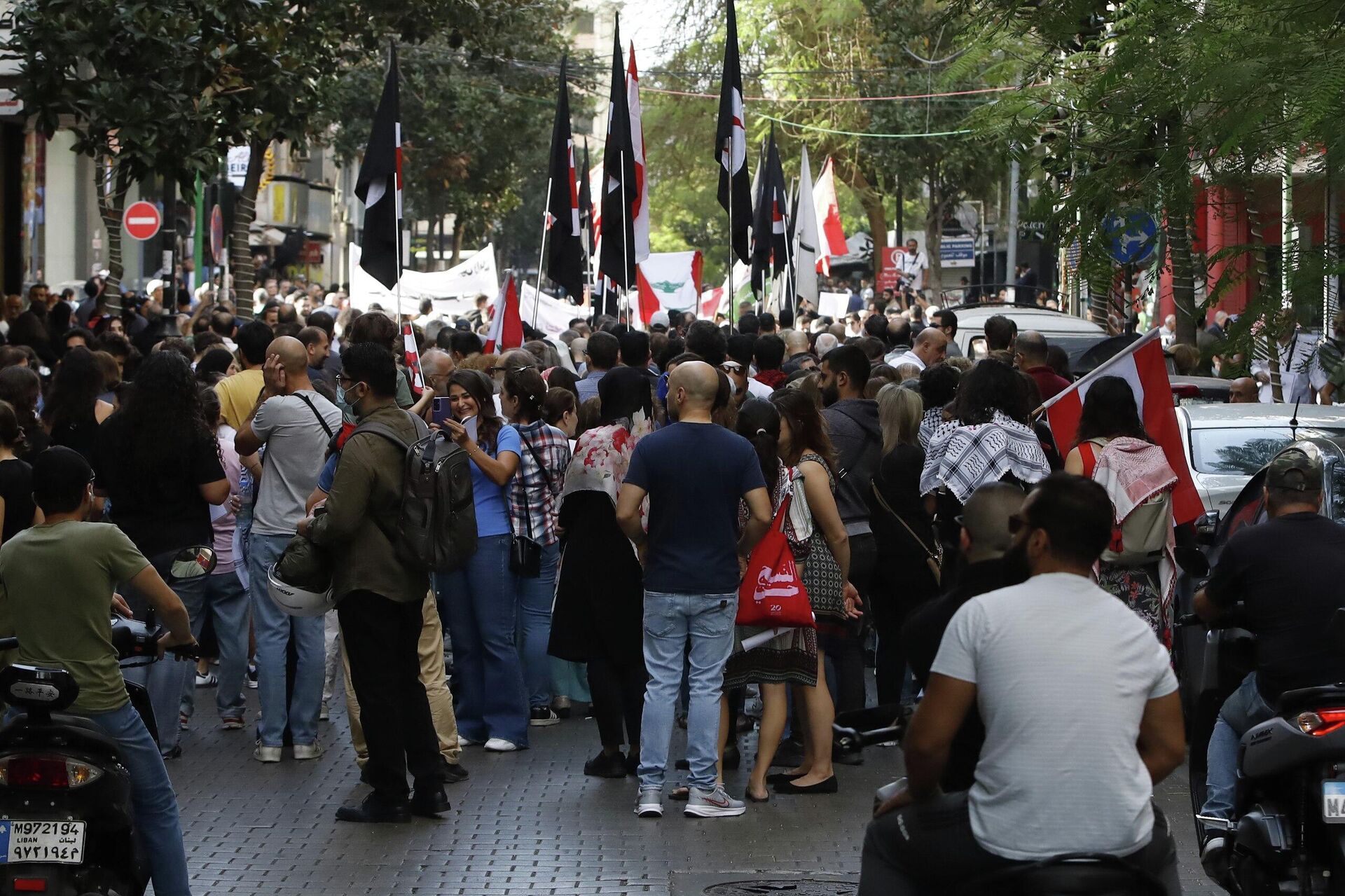 مسيرة في بيروت تندد بالاعتداءات الإسرائيلية وتطالب باستعادة الأسرى وسط صمت رسمي
مسيرة في بيروت تندد بالاعتداءات الإسرائيلية وتطالب باستعادة الأسرى وسط صمت رسمي
- سبوتنيك عربي, 1920, 24.11.2025