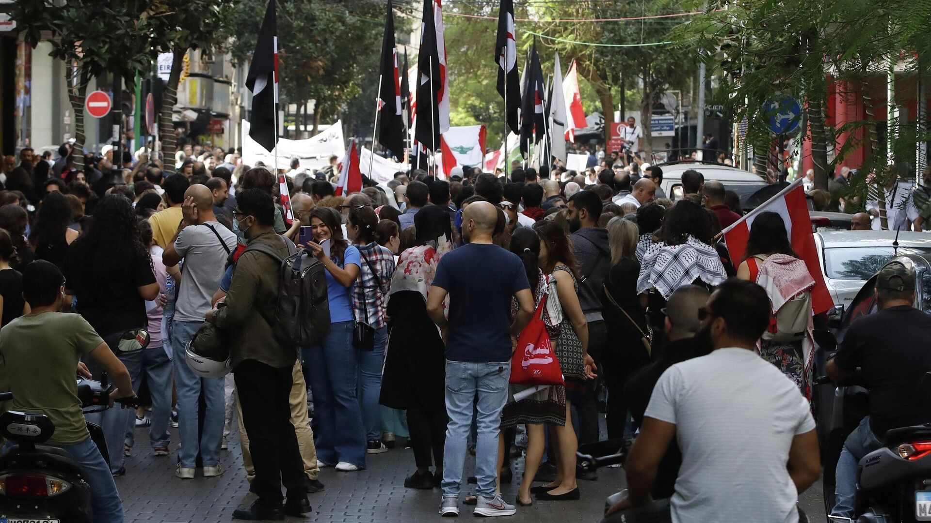 مسيرة في بيروت تندد بالاعتداءات الإسرائيلية وتطالب باستعادة الأسرى وسط صمت رسمي
مسيرة في بيروت تندد بالاعتداءات الإسرائيلية وتطالب باستعادة الأسرى وسط صمت رسمي
- سبوتنيك عربي, 1920, 24.11.2025