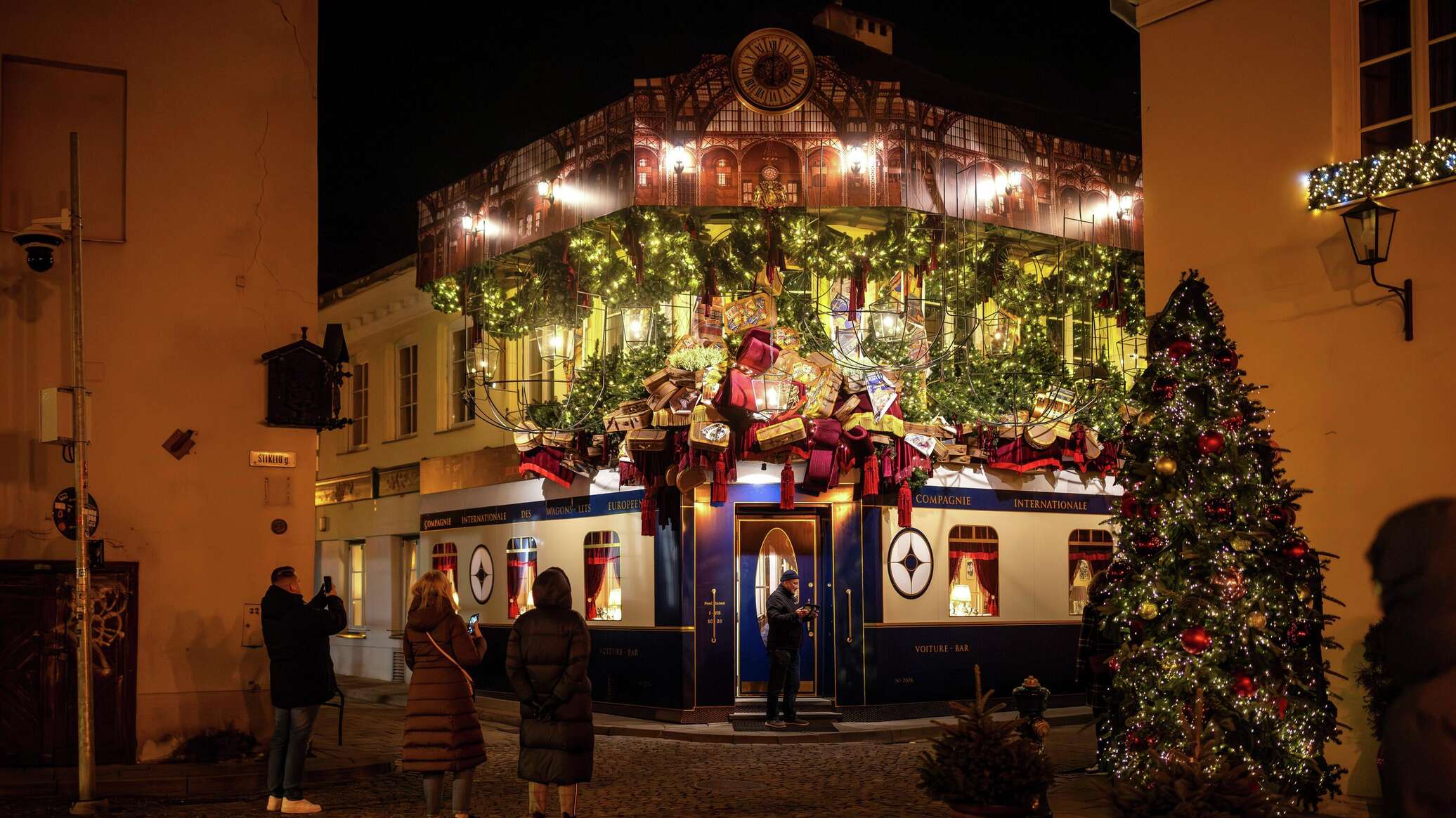 زينة ساحرة... أجواء عيد الميلاد حول العالم