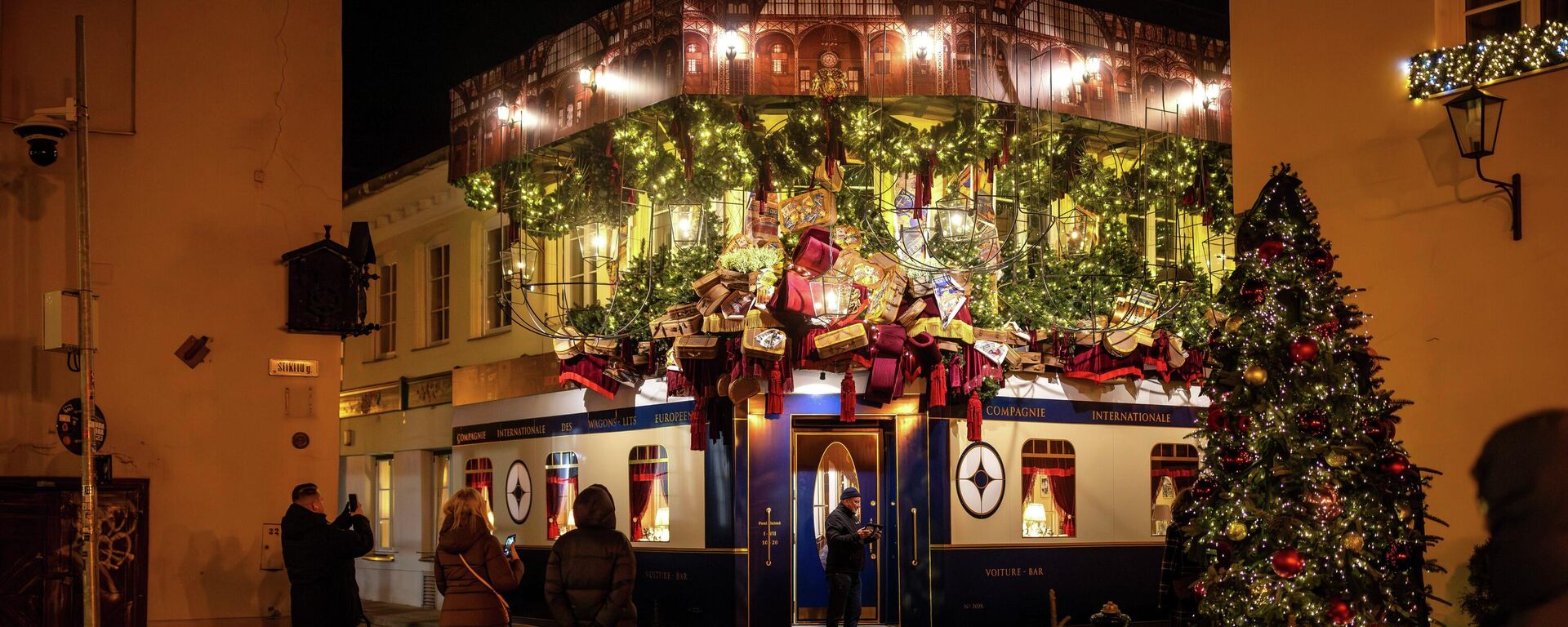 Люди смотрят на рождественские украшения в Старом городе Вильнюса, Литва Люди смотрят на рождественские украшения в Старом городе Вильнюса, Литва - سبوتنيك عربي, 1920, 25.11.2025