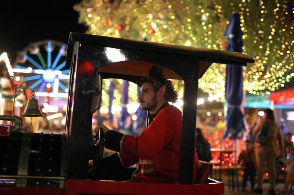 فاجيليس، سائق قطار عيد الميلاد، يظهر في مصنع عيد الميلاد في مدينة تكنوبوليس بأثينا، اليونان. - سبوتنيك عربي