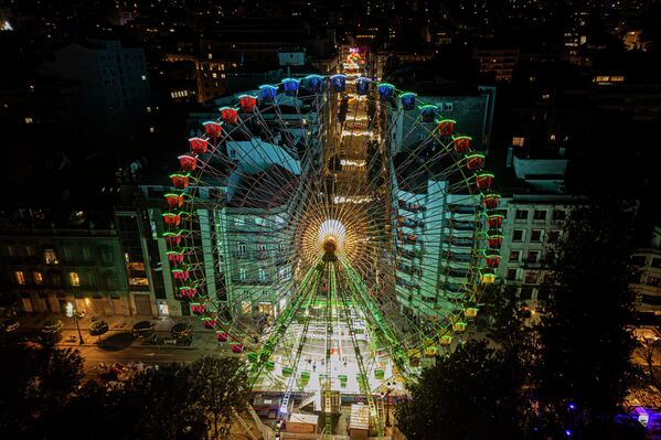 صورة جوية لمدينة فيغو في إسبانيا مع أضواء عيد الميلاد  التي تجاوزت 11.5 مليون مصباح "ليد" موزعة على 420 شارعًا وساحة.  - سبوتنيك عربي