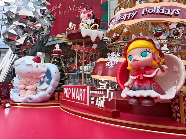عرض تركيبات "بوب مارت" المؤقتة ذات طابع الكريسماس في مركز "يوني ووك" التجاري في شنتشن، الصين.  - سبوتنيك عربي