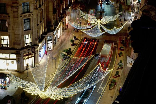 صورة جوية لأضواء عيد الميلاد التي تزيّن شارع ريجنت، في العاصمة البريطانية لندن.  - سبوتنيك عربي