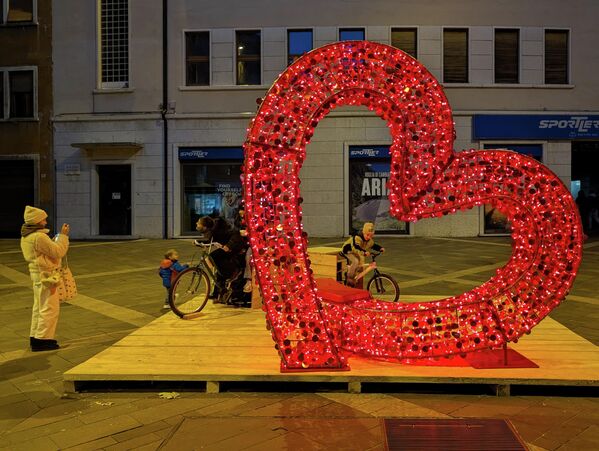 زينة مميزة لعيد الميلاد على شكل قلب، في مركز مدينة ترينتو الإيطالية خلال موسم الأعياد. - سبوتنيك عربي