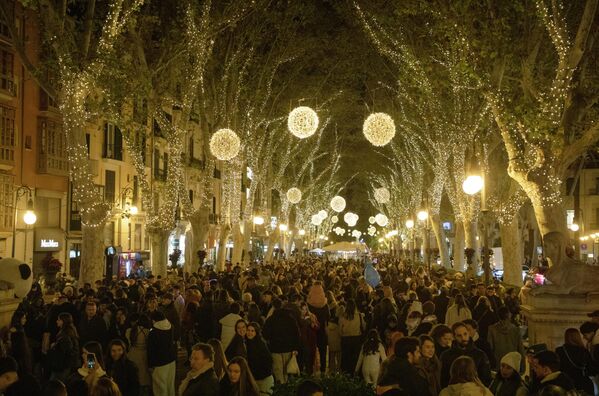 خلال مشاركة عدد كبير من الأشخاص في إضاءة أضواء عيد الميلاد في بالما، مايوركا. - سبوتنيك عربي