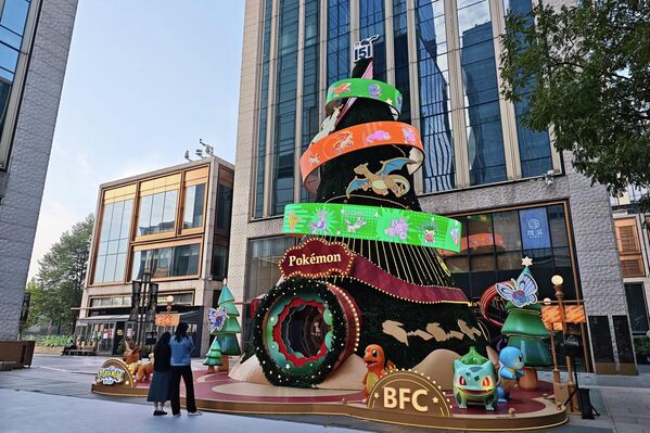 زينة عيد الميلاد مستوحاة من "بوكيمون"، في الصين. - سبوتنيك عربي