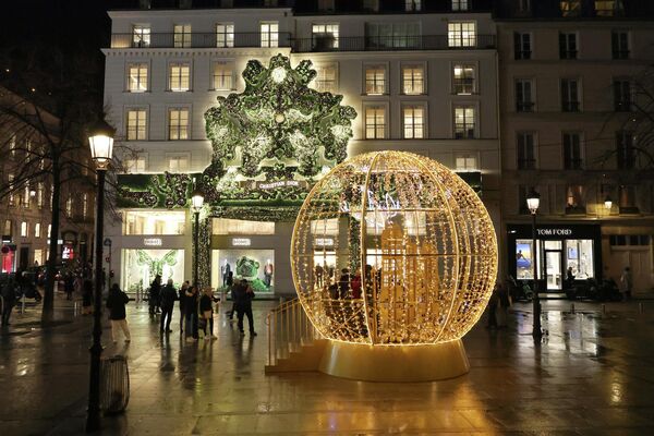 زينة عيد الميلاد من "كريستيان ديور"  تضيء وسط العاصمة الفرنسية باريس. - سبوتنيك عربي