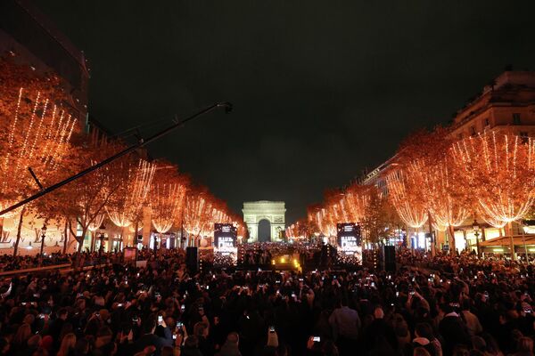  صورة عامة لحفل إطلاق عروض الرسوم المتحركة وأضواء عيد الميلاد في شارع الشانزليزيه، في فرنسا. - سبوتنيك عربي