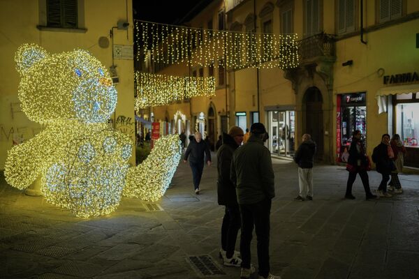 مدينة أريتسو الإيطالية تُزيّن مركزها التاريخي احتفالًا بموسم عيد الميلاد.  - سبوتنيك عربي