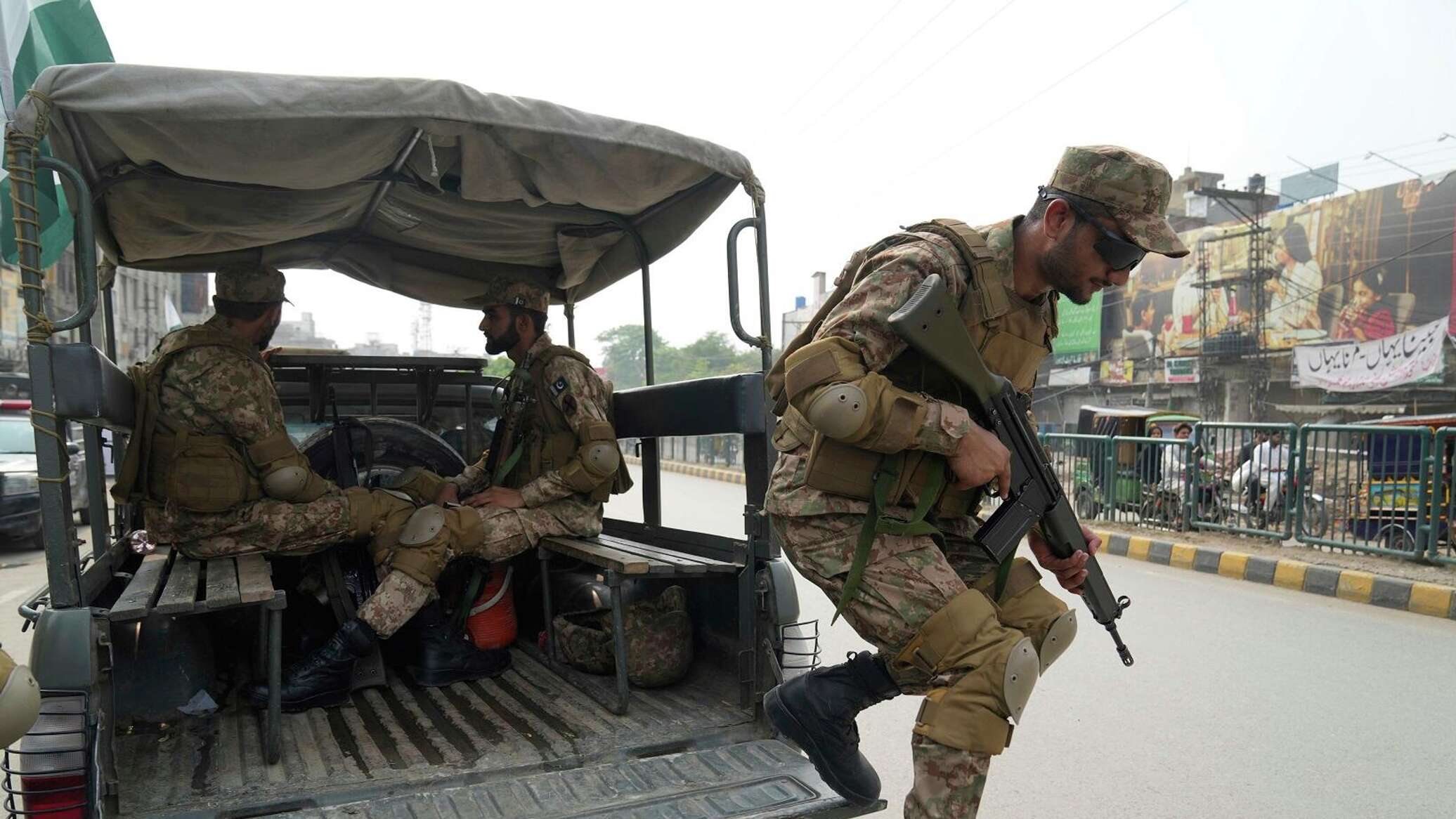 باكستان تنفي غارات على المدنيين في أفغانستان بعد تهديد "طالبان" بالرد