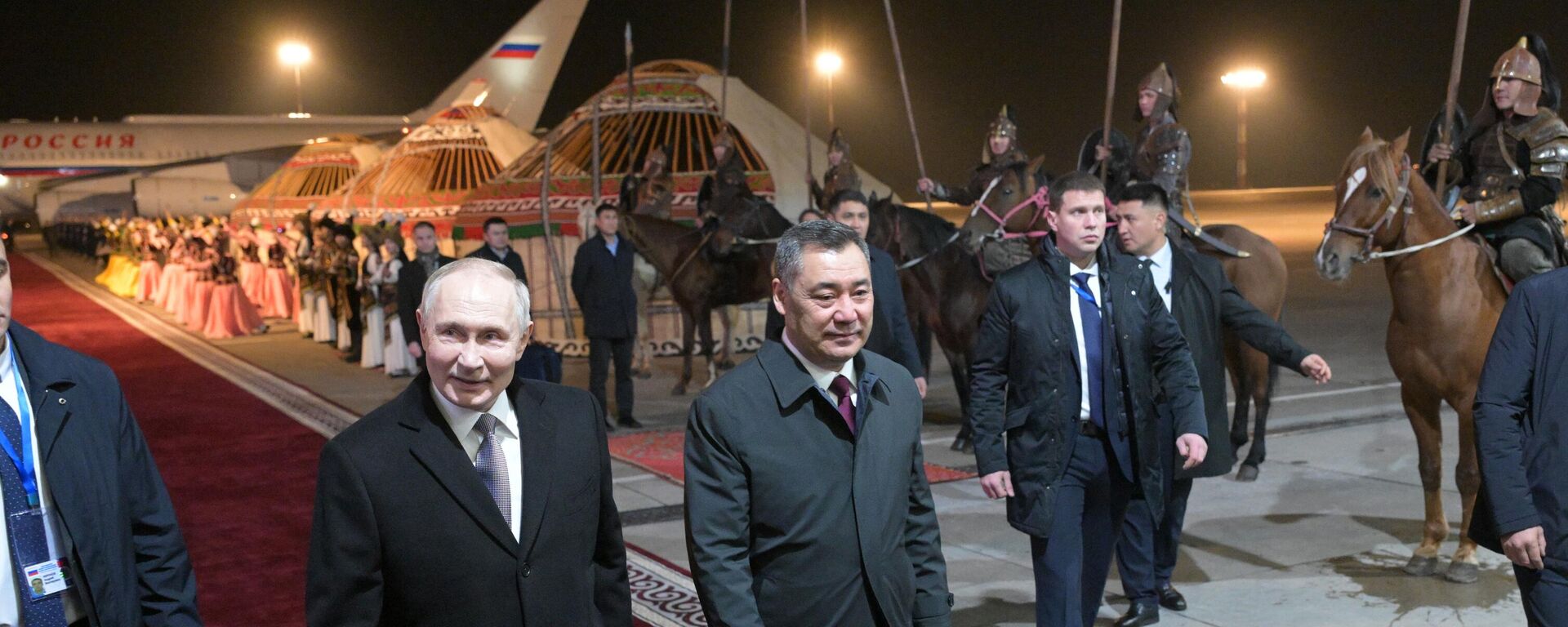  الرئيس الروسي فلاديمير بوتين يصل إلى قيرغيزستان في زيارة رسمية، وكان في استقباله الرئيس القرغيزي صدر جباروف - سبوتنيك عربي, 1920, 25.11.2025