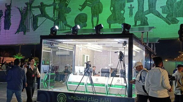 ا الغرفة الزجاجية... صناع محتوى عراقيون يحولون ملايين المشاهدات إلى كراسي متحركة - سبوتنيك عربي