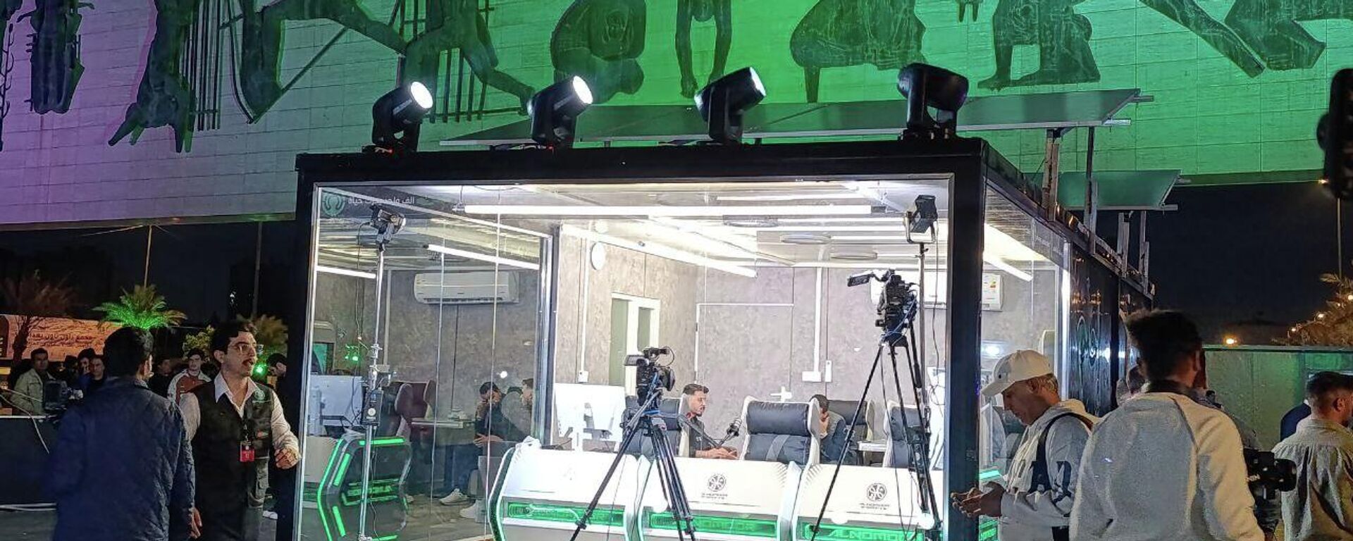 ا الغرفة الزجاجية... صناع محتوى عراقيون يحولون ملايين المشاهدات إلى كراسي متحركة - سبوتنيك عربي, 1920, 26.11.2025