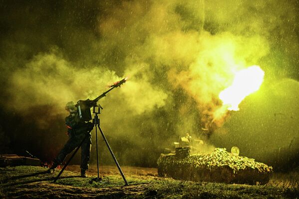 صورة ليلية تظهر مدفعية روسية مضادة للطائرات، وهي تطلق نيرانها، ويظهر نتيجة لذلك دخان ساطع وضوء أصفر قوي - سبوتنيك عربي