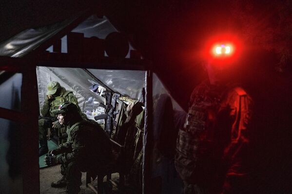 مشهد يظهرعددا من الجنود الروس داخل مركز قيادة ميداني، ويظهر في الصورة أيضا جندي يوجد على رأسه ضوء أحمر - سبوتنيك عربي