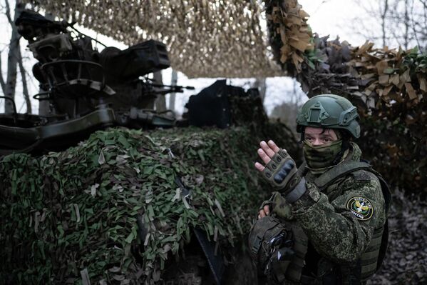 صورة تظهر التحديات والظروف القاسية التي يعمل فيها الجنود الروس في مواقعهم الأمامية - سبوتنيك عربي