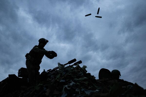 صورة ليلية من أحد مواقع المراقبة التابعة لقوات مجموعة "الغرب" الروسية، ويظهر جنديان في الموقع - سبوتنيك عربي