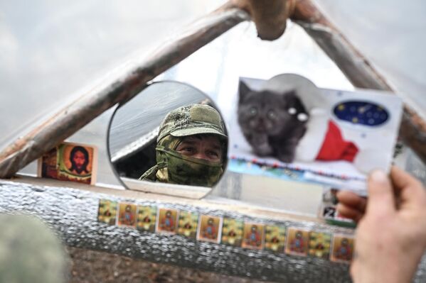 صورة لأحد الجنود الروس يظهر انعكاس وجهه على المرآة - سبوتنيك عربي