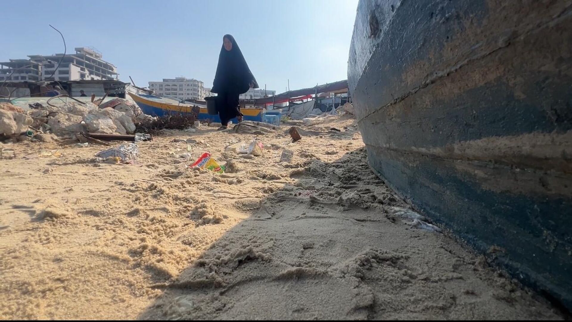 في ظل أزمة المياه...عباب البحر يصبح الخيار المتاح للنازحين في غزة  - سبوتنيك عربي, 1920, 26.11.2025