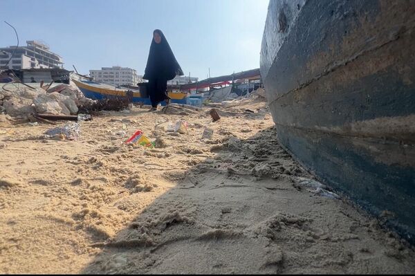 في ظل أزمة المياه...عباب البحر يصبح الخيار المتاح للنازحين في غزة  - سبوتنيك عربي