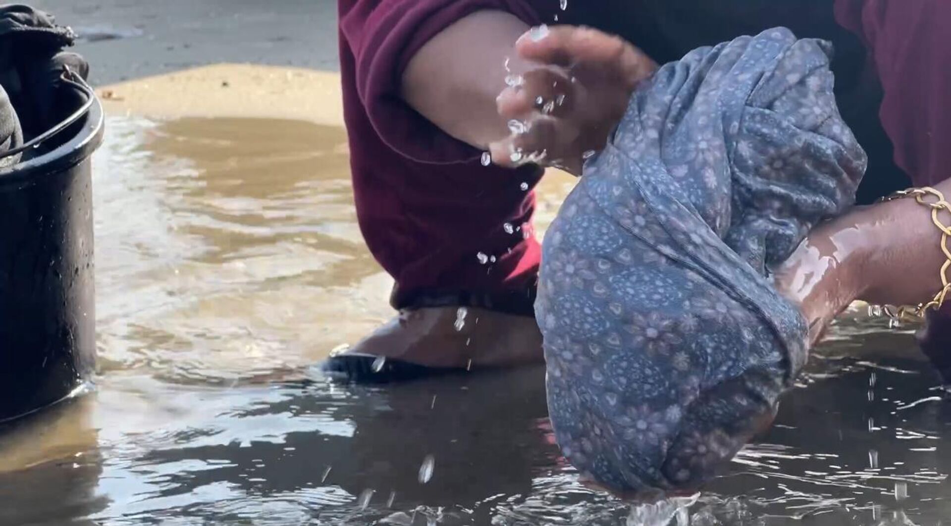 في ظل أزمة المياه...عباب البحر يصبح الخيار المتاح للنازحين في غزة  - سبوتنيك عربي, 1920, 26.11.2025