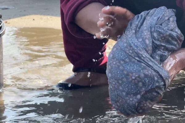 في ظل أزمة المياه...عباب البحر يصبح الخيار المتاح للنازحين في غزة  - سبوتنيك عربي