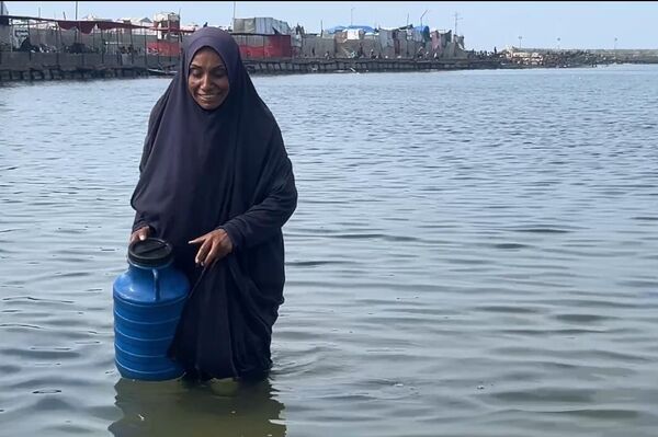 في ظل أزمة المياه...عباب البحر يصبح الخيار المتاح للنازحين في غزة  - سبوتنيك عربي