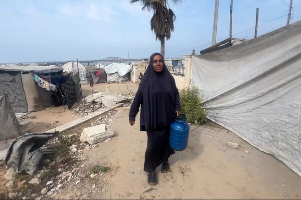 في ظل أزمة المياه...عباب البحر يصبح الخيار المتاح للنازحين في غزة  - سبوتنيك عربي