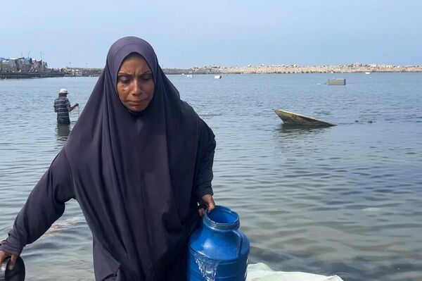 في ظل أزمة المياه...عباب البحر يصبح الخيار المتاح للنازحين في غزة  - سبوتنيك عربي