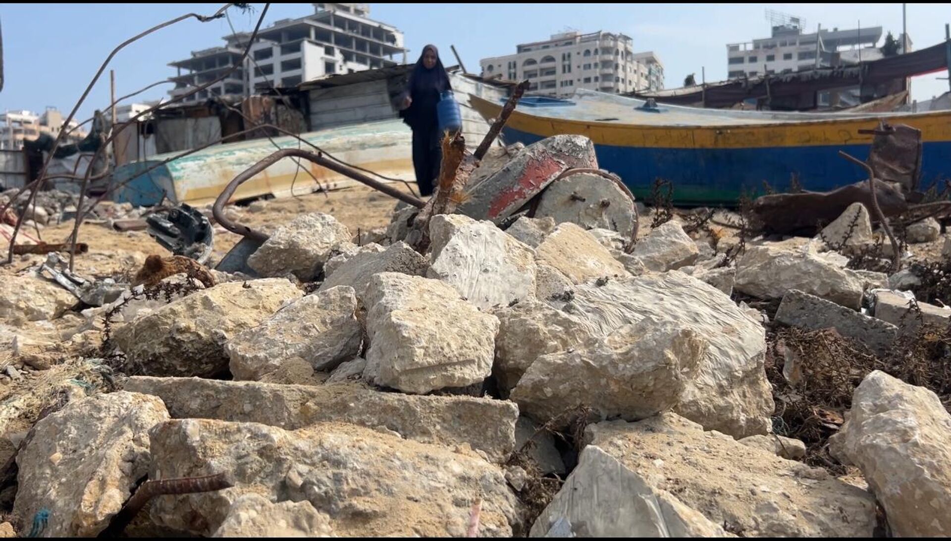 في ظل أزمة المياه...عباب البحر يصبح الخيار المتاح للنازحين في غزة  - سبوتنيك عربي, 1920, 26.11.2025