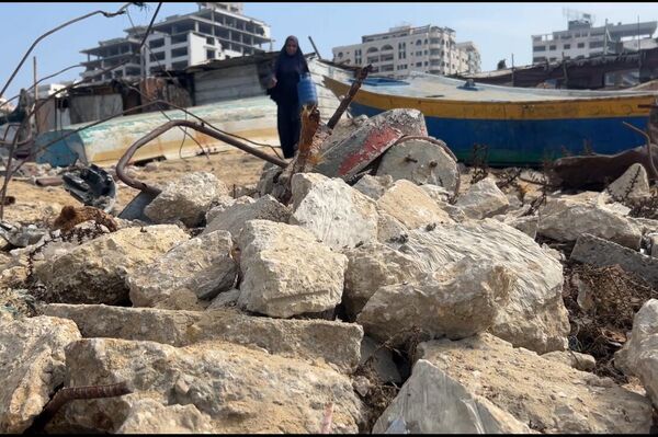 في ظل أزمة المياه...عباب البحر يصبح الخيار المتاح للنازحين في غزة  - سبوتنيك عربي