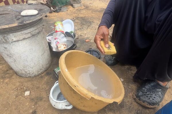 في ظل أزمة المياه...عباب البحر يصبح الخيار المتاح للنازحين في غزة  - سبوتنيك عربي