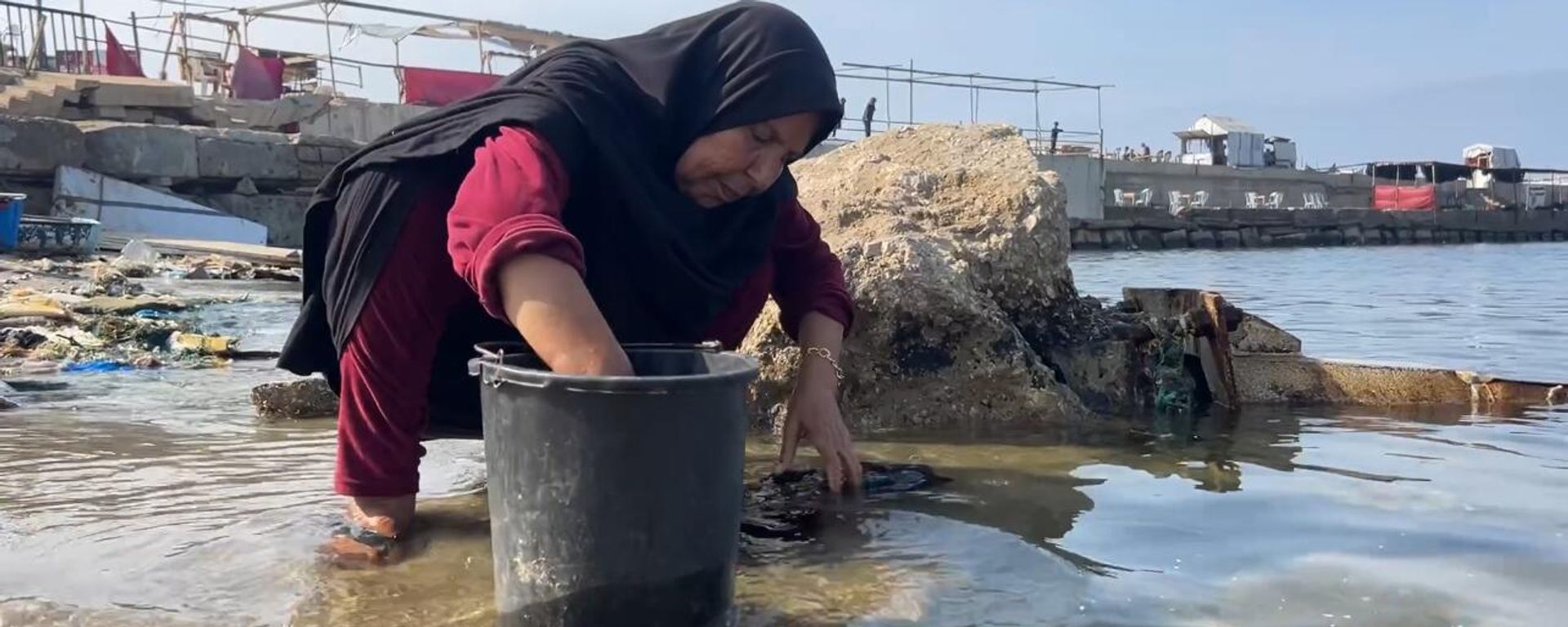 في ظل أزمة المياه...عباب البحر يصبح الخيار المتاح للنازحين في غزة  - سبوتنيك عربي, 1920, 27.11.2025
