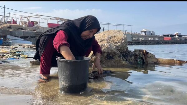 في ظل أزمة المياه...عباب البحر يصبح الخيار المتاح للنازحين في غزة  - سبوتنيك عربي