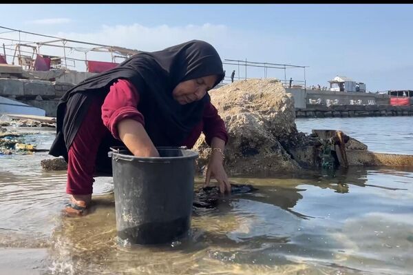 في ظل أزمة المياه...عباب البحر يصبح الخيار المتاح للنازحين في غزة  - سبوتنيك عربي