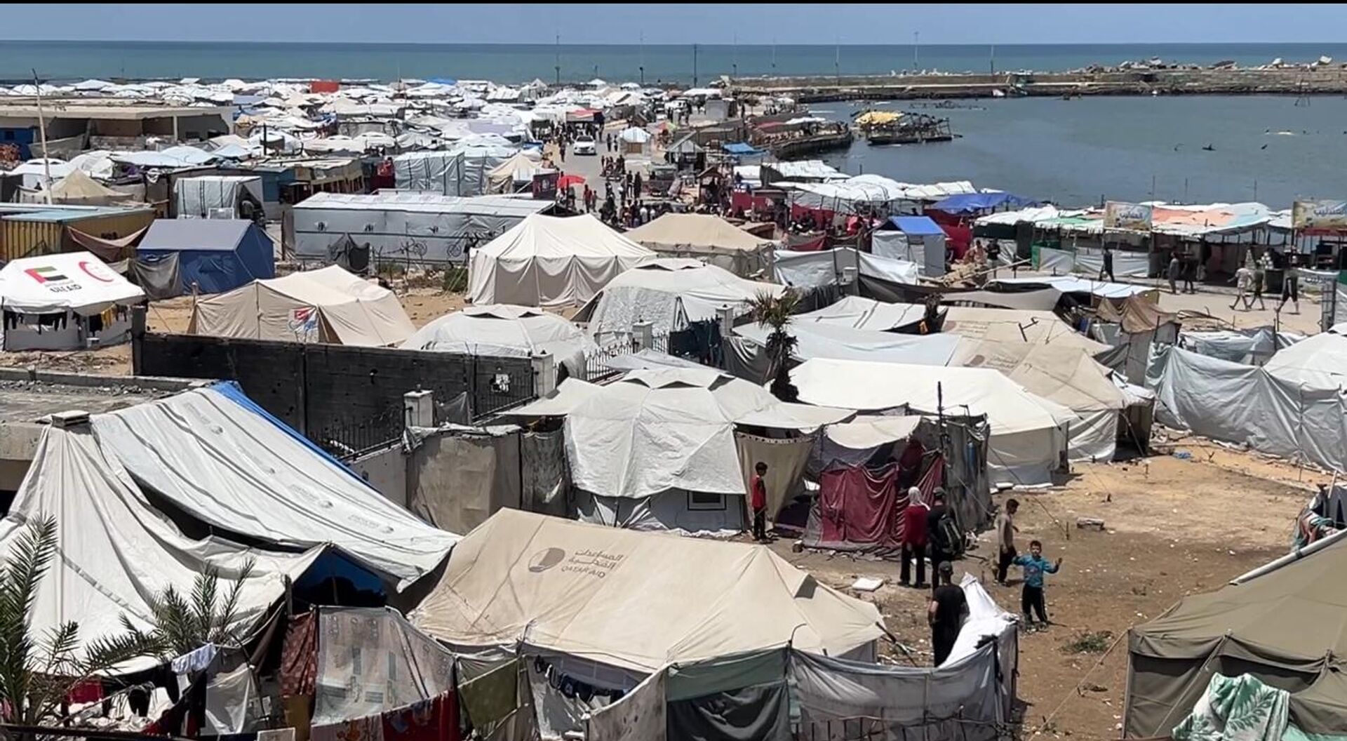 في ظل أزمة المياه...عباب البحر يصبح الخيار المتاح للنازحين في غزة  - سبوتنيك عربي, 1920, 26.11.2025