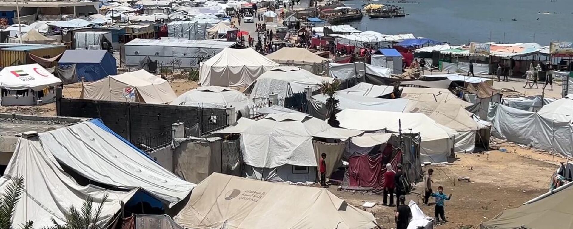 في ظل أزمة المياه...عباب البحر يصبح الخيار المتاح للنازحين في غزة  - سبوتنيك عربي, 1920, 10.01.2026