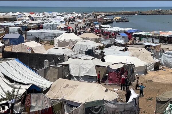 في ظل أزمة المياه...عباب البحر يصبح الخيار المتاح للنازحين في غزة  - سبوتنيك عربي