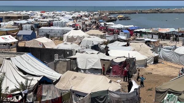 في ظل أزمة المياه...عباب البحر يصبح الخيار المتاح للنازحين في غزة  - سبوتنيك عربي