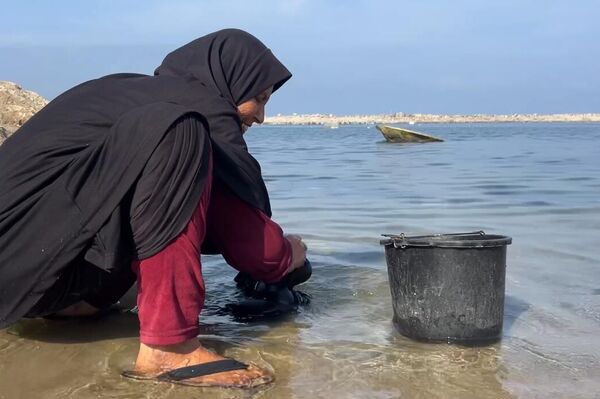 في ظل أزمة المياه...عباب البحر يصبح الخيار المتاح للنازحين في غزة  - سبوتنيك عربي