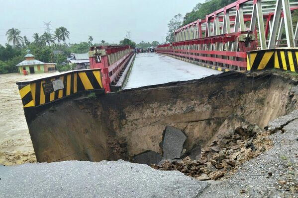 تظهر هذه الصورة التي نشرتها الوكالة الوطنية لمكافحة الكوارث الإندونيسية (BNPB)، جسرًا دمره فيضان مفاجئ في شمال تابانولي، مقاطعة سومطرة الشمالية في إندونيسيا - سبوتنيك عربي
