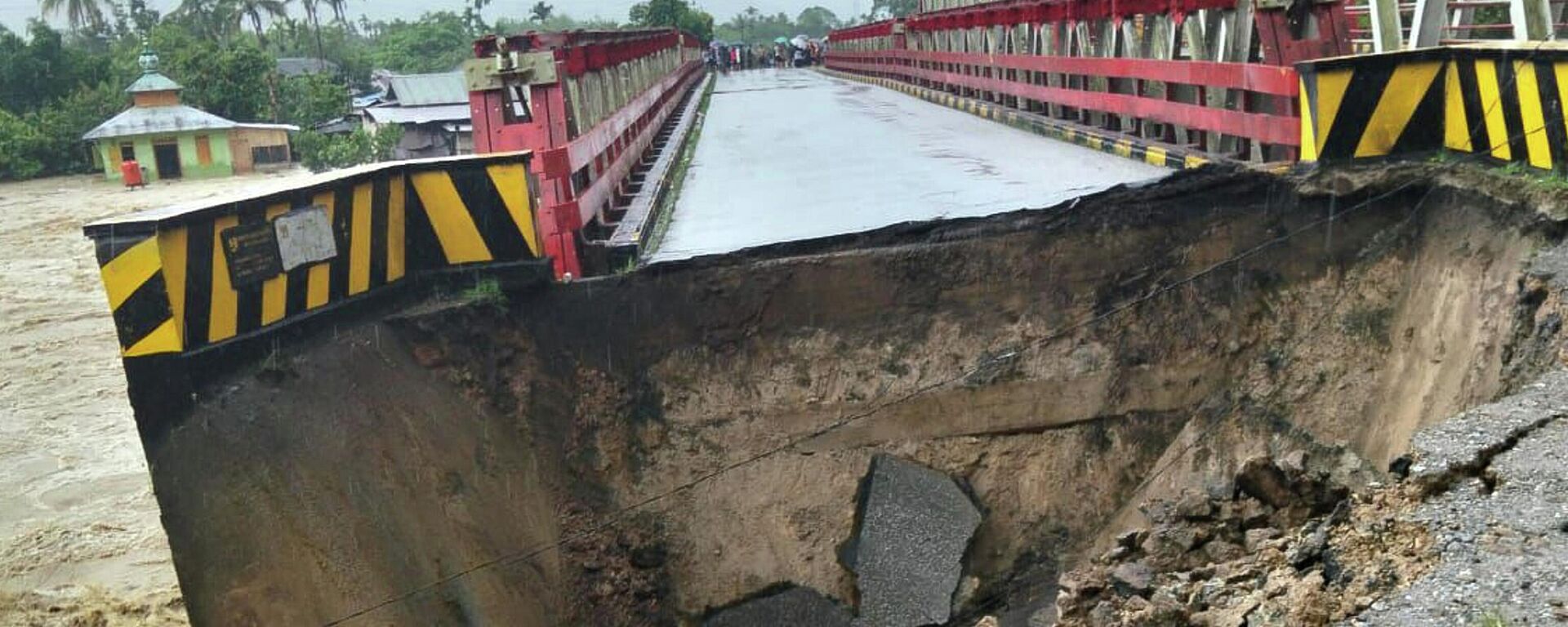 تظهر هذه الصورة التي نشرتها الوكالة الوطنية لمكافحة الكوارث (BNPB) جسرًا دمره فيضان مفاجئ في شمال تابانولي، مقاطعة سومطرة الشمالية في إندونيسيا. تظهر هذه الصورة التي نشرتها الوكالة الوطنية لمكافحة الكوارث (BNPB) جسرًا دمره فيضان مفاجئ في شمال تابانولي، مقاطعة سومطرة الشمالية في إندونيسيا. - سبوتنيك عربي, 1920, 29.11.2025