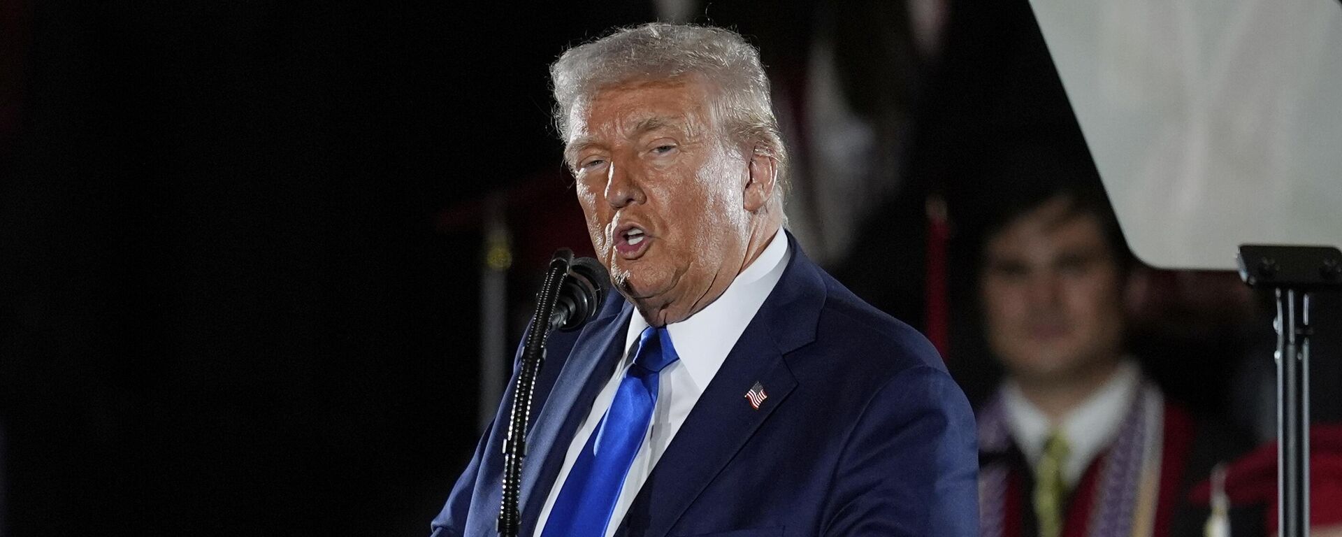 President Donald Trump gives a commencement address at the University of Alabama, Thursday, May 1, 2025, in Tuscaloosa, Ala - سبوتنيك عربي, 1920, 27.11.2025