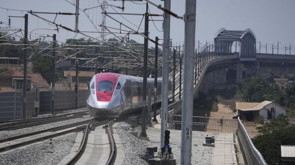 Запуск высокоскоростного поезда Whoosh Джакарта-Бандунг во время торжественного запуска на станции Халим в Джакарте, Индонезия - سبوتنيك عربي