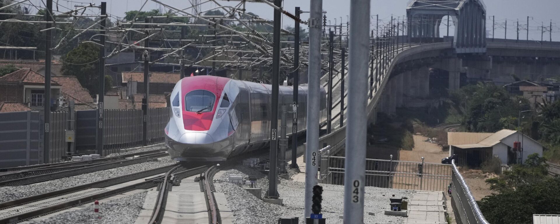 Запуск высокоскоростного поезда Whoosh Джакарта-Бандунг во время торжественного запуска на станции Халим в Джакарте, Индонезия - سبوتنيك عربي, 1920, 27.11.2025