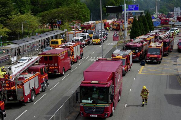 سيارات الإطفاء متوقفة في موقع الحريق الذي اندلع، أمس الأربعاء، في مجمع "وانغ فوك كورت" السكني الواقع في منطقة "تاي بو" في مقاطعة هونغ كونغ. - سبوتنيك عربي